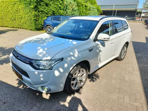 Mitsubishi Outlander 2.0 PHEV Instyle+ Mitsubishi Outlander 2.0 PHEV Instyle+